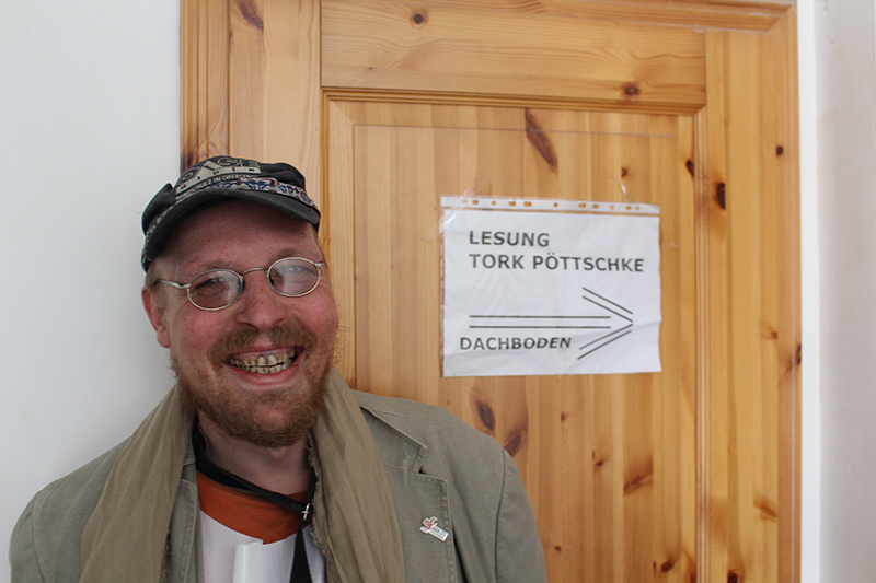 Musikalische Lesung des Dortmunder Künstlers und Journalisten Tork Pöttschke alias Christopher DömgesSa. 27.09.2014 16.00 Uhr